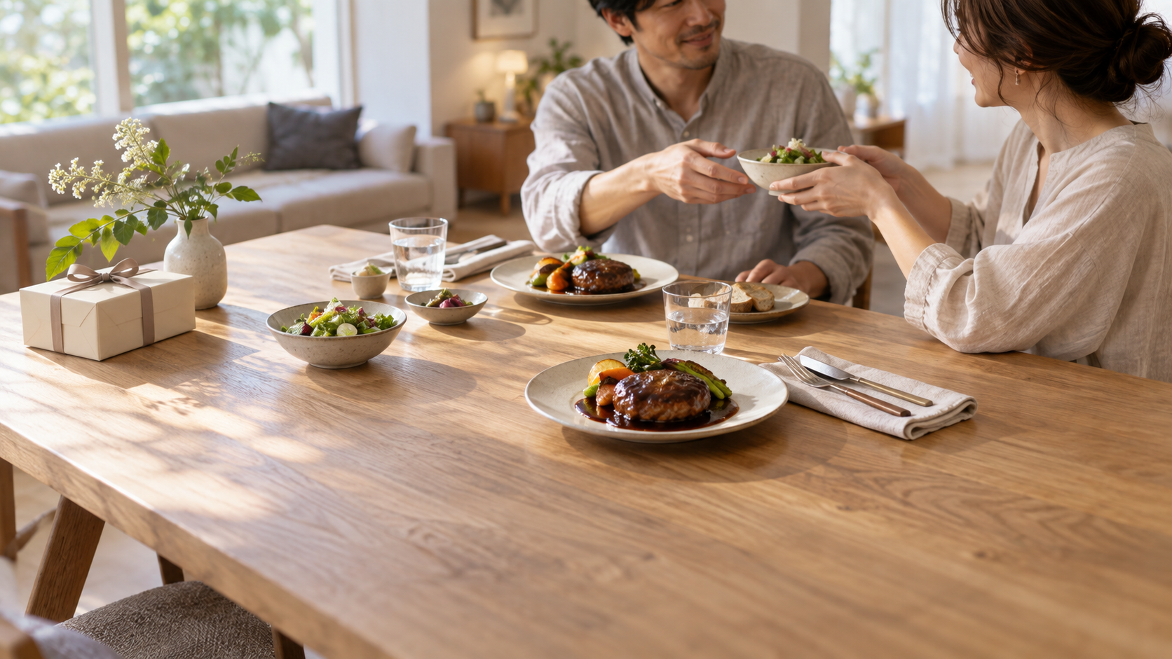 柔らかな光が差す食卓で、大切な人と料理を囲む風景